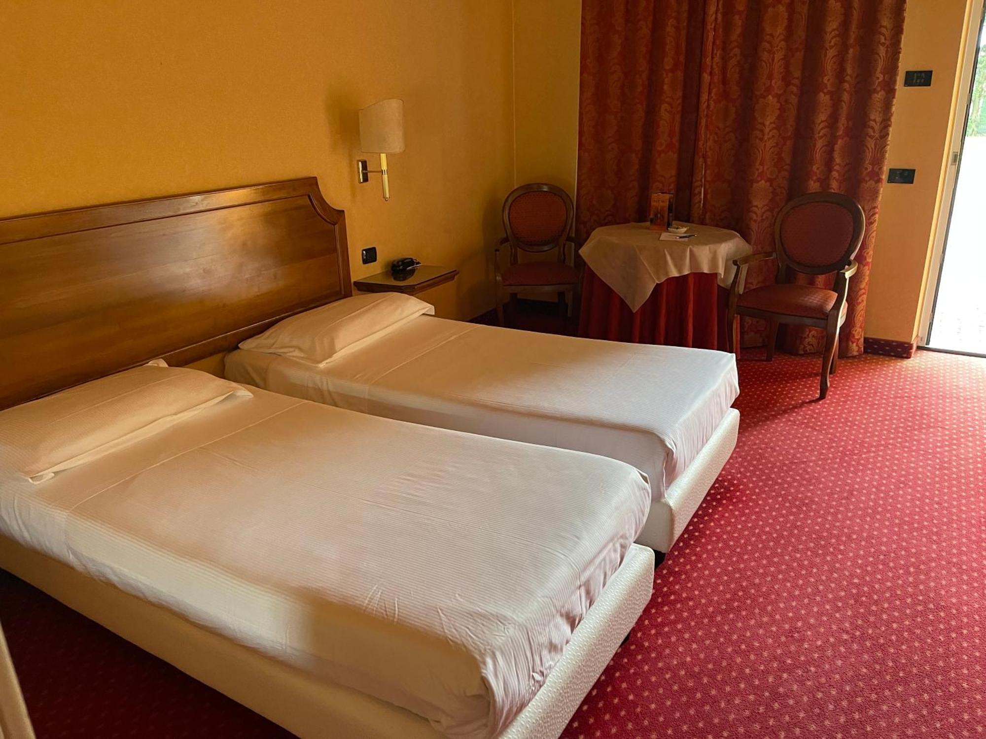 Hotel Don Carlo Broni Extérieur photo
