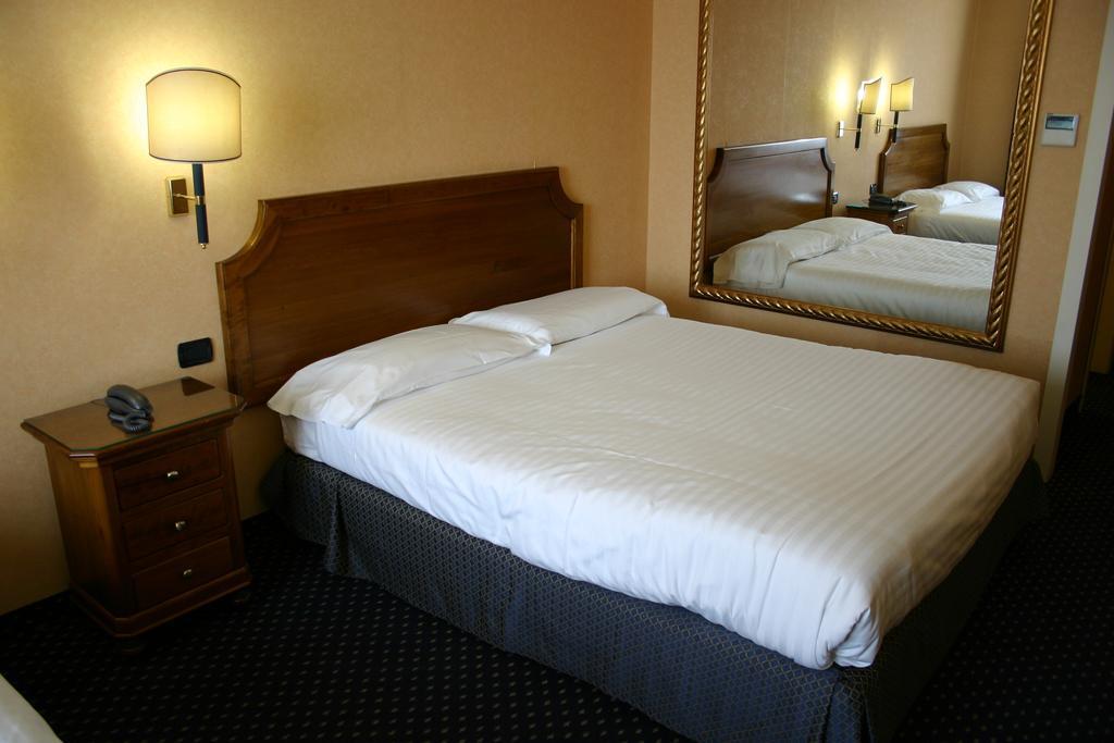 Hotel Don Carlo Broni Extérieur photo