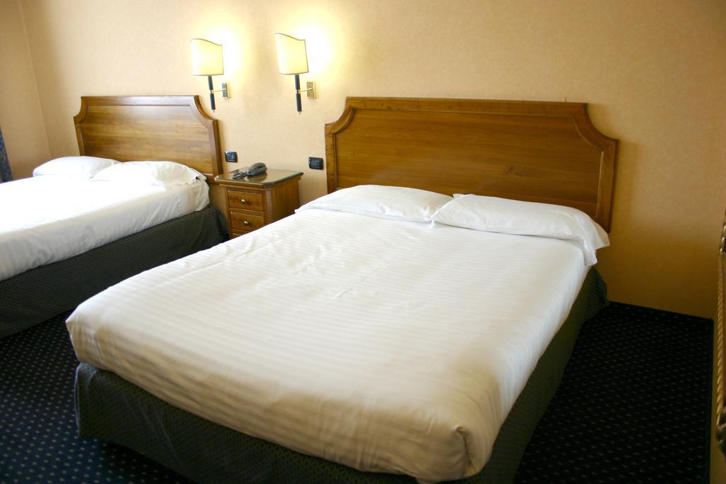 Hotel Don Carlo Broni Extérieur photo