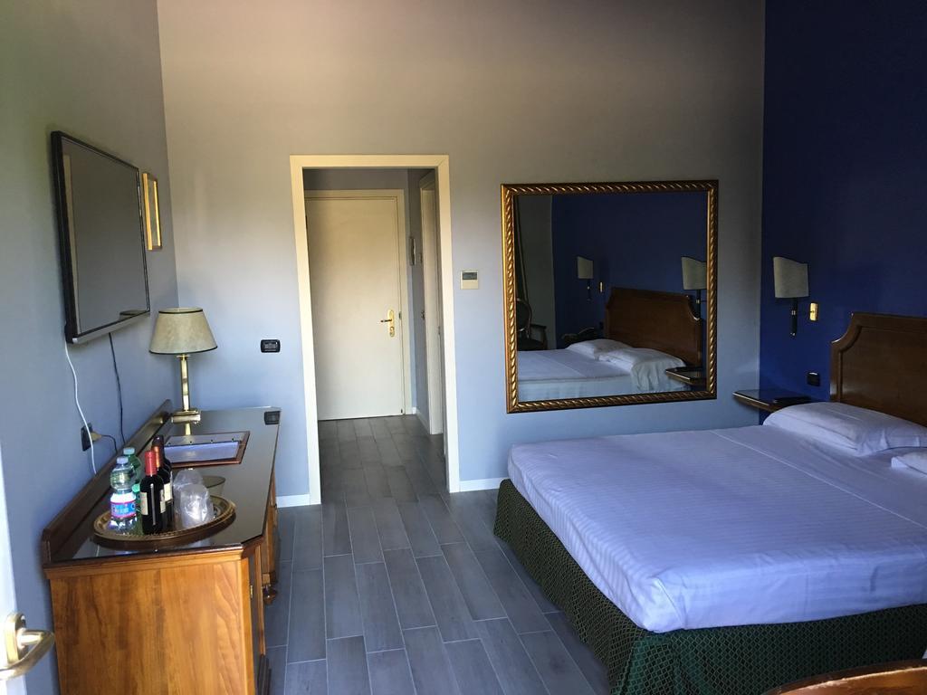 Hotel Don Carlo Broni Extérieur photo