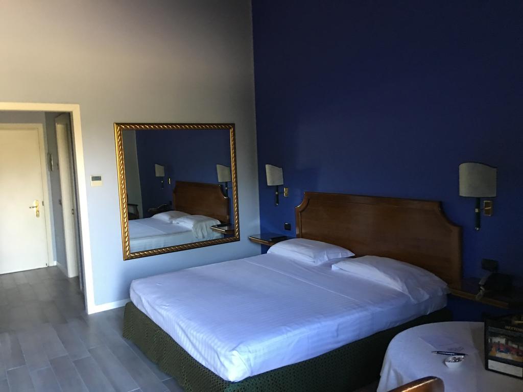 Hotel Don Carlo Broni Extérieur photo
