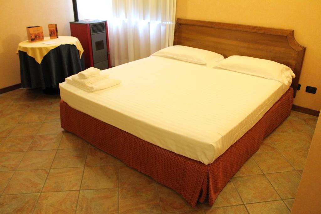 Hotel Don Carlo Broni Extérieur photo