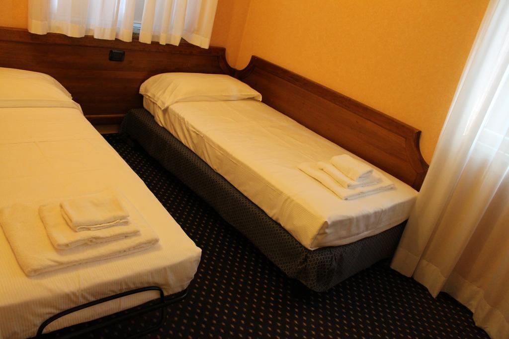 Hotel Don Carlo Broni Extérieur photo