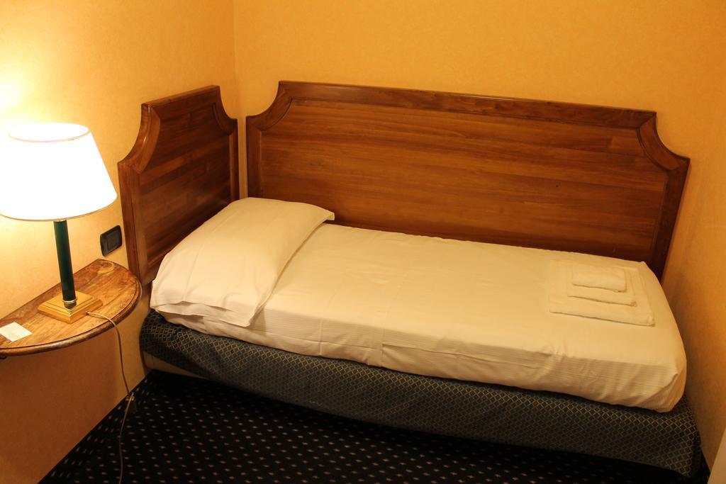 Hotel Don Carlo Broni Extérieur photo