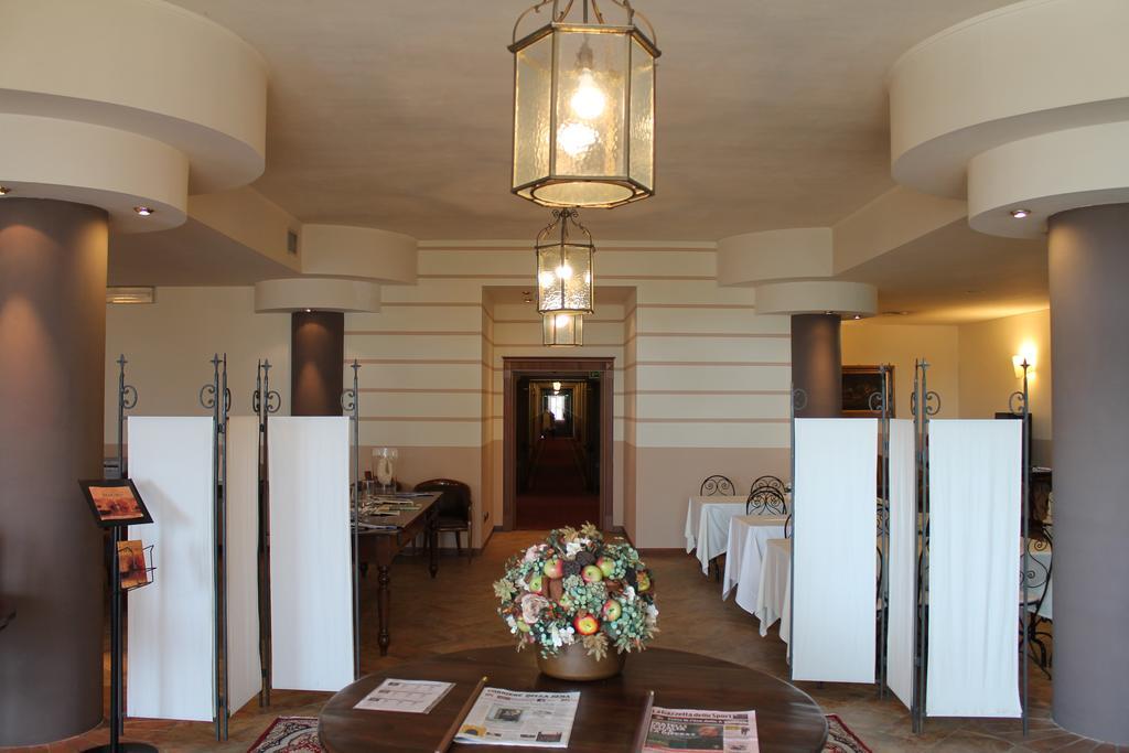 Hotel Don Carlo Broni Extérieur photo