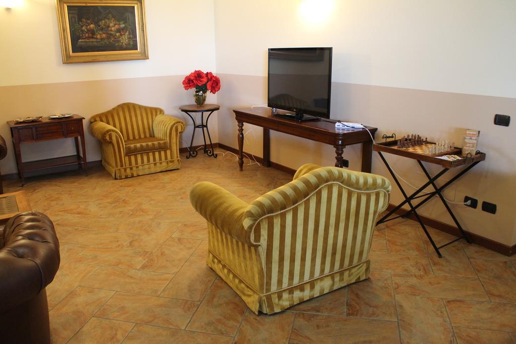 Hotel Don Carlo Broni Extérieur photo