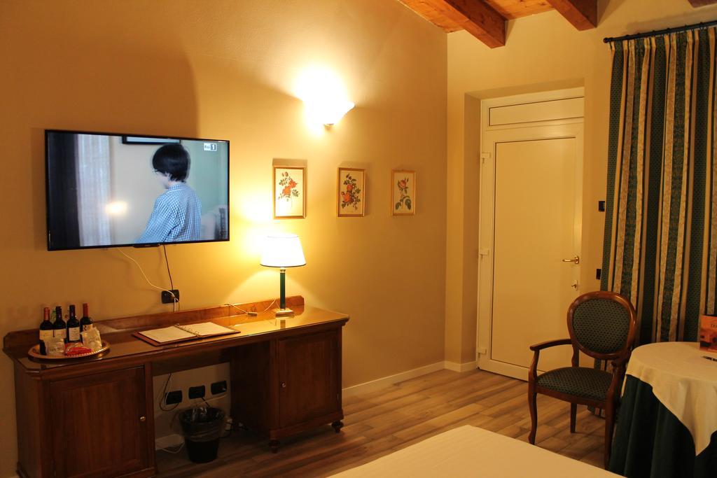Hotel Don Carlo Broni Extérieur photo
