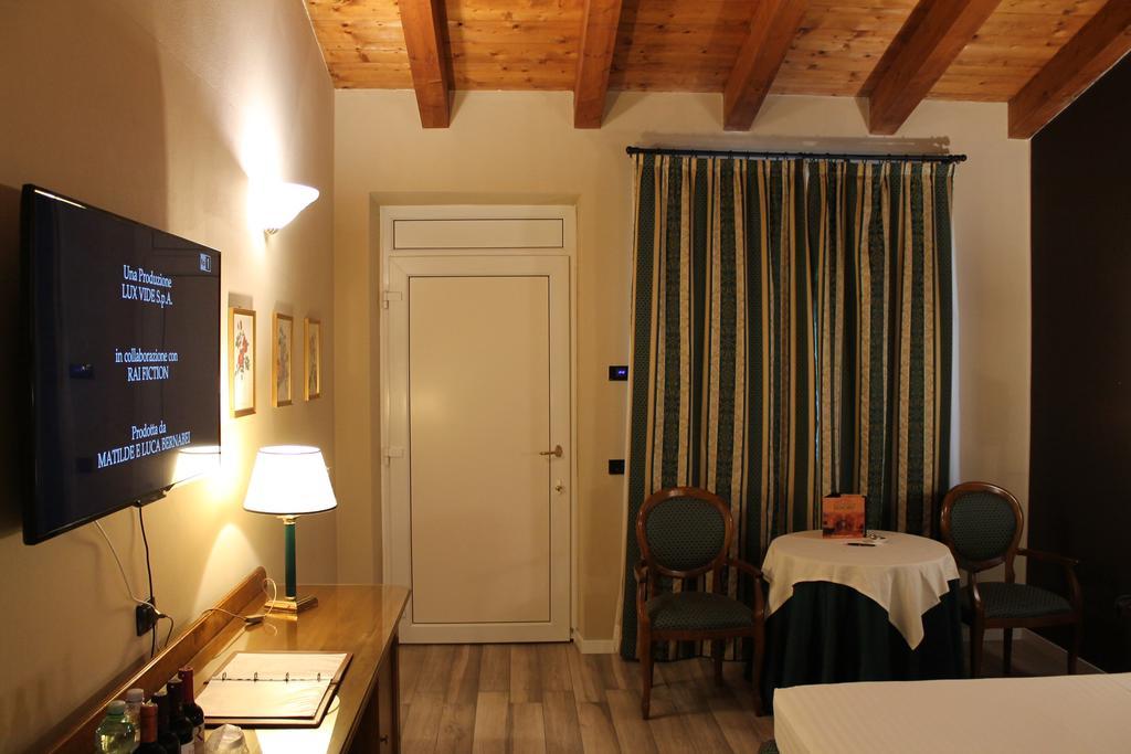 Hotel Don Carlo Broni Extérieur photo