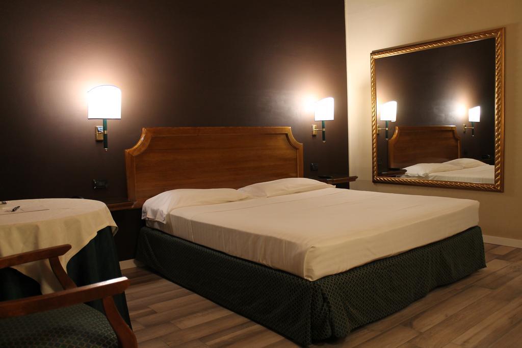Hotel Don Carlo Broni Extérieur photo