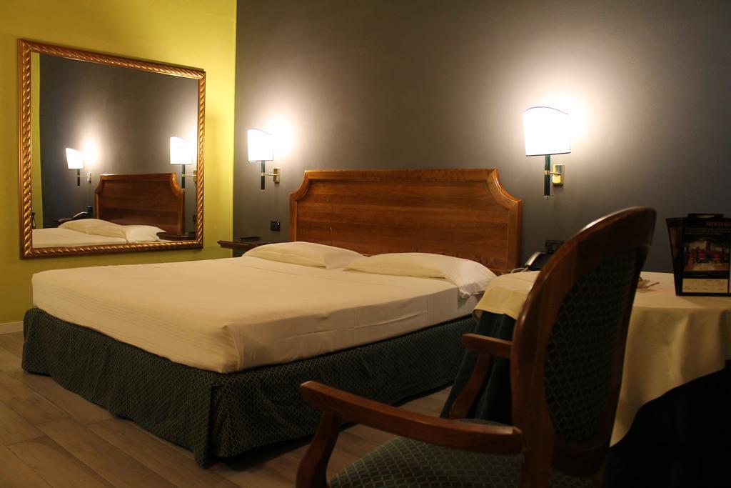 Hotel Don Carlo Broni Extérieur photo