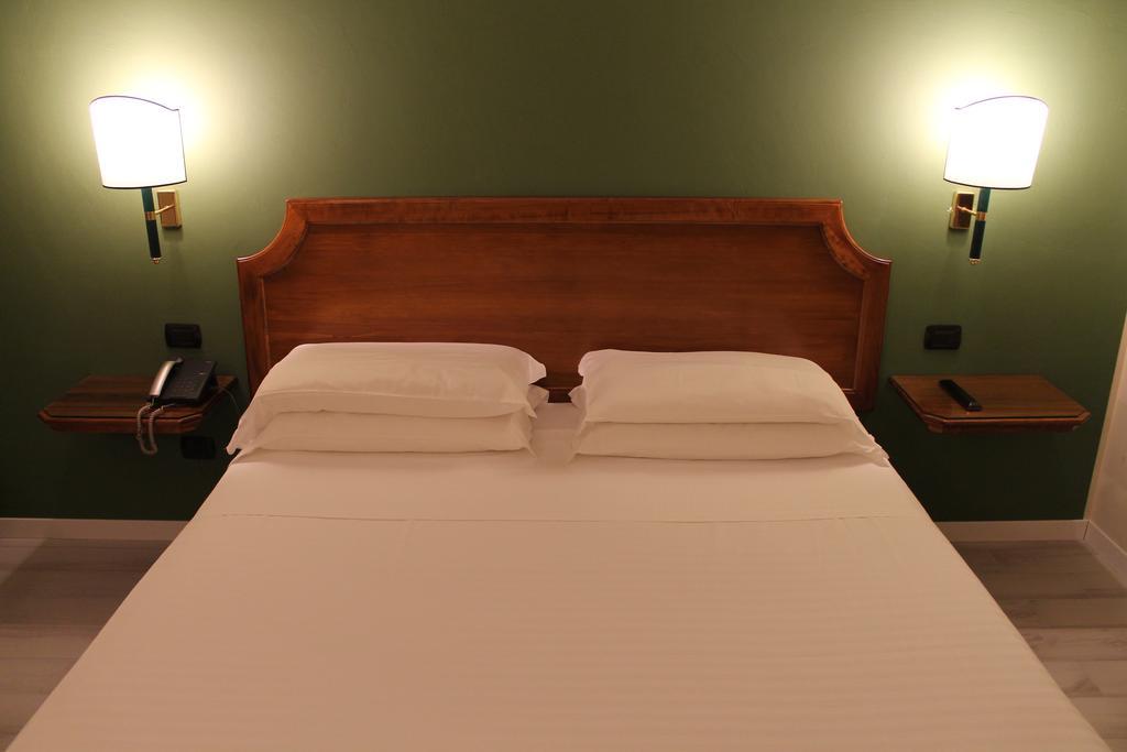Hotel Don Carlo Broni Extérieur photo