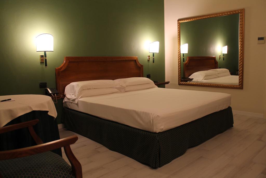 Hotel Don Carlo Broni Extérieur photo